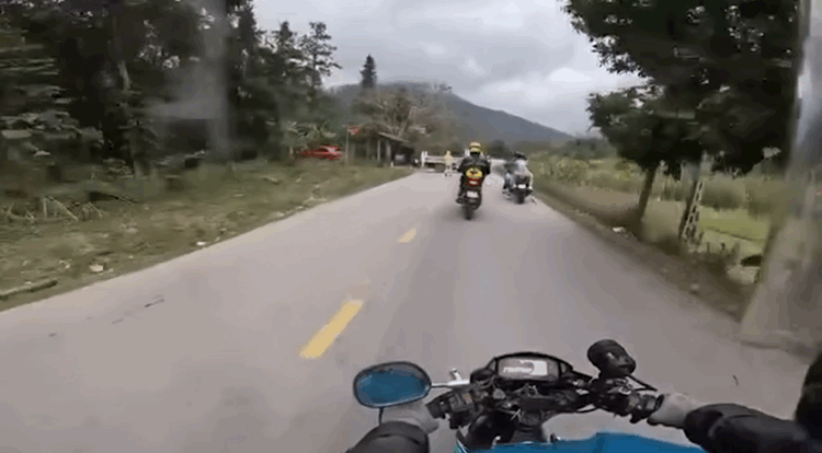 Cục CSGT nói gì trước thông tin "dùng ô tô công vụ chắn ngang đường để dừng xe vi phạm" - Ảnh 1.