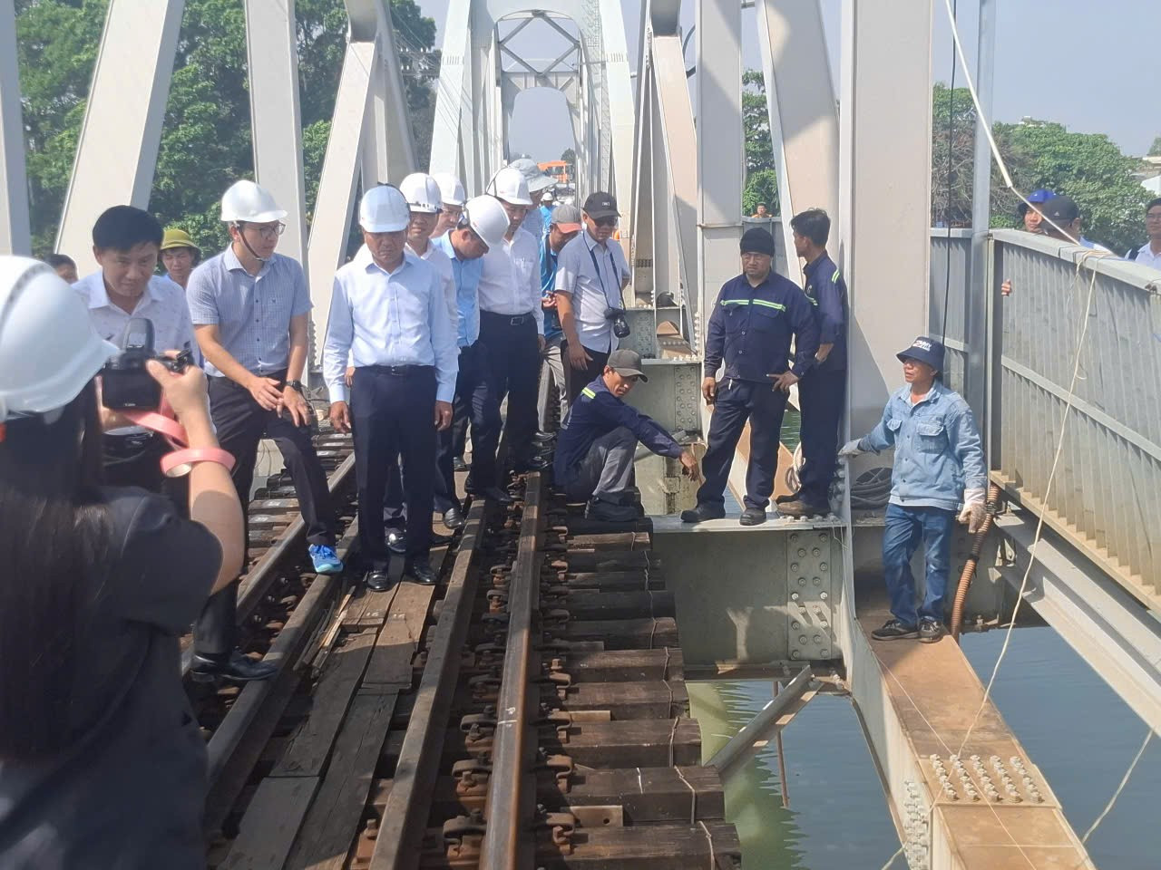 Vụ sà lan đâm cầu Ghềnh: Gia cố tạm thời, thông đường sắt Bắc - Nam sáng 12/3- Ảnh 1.