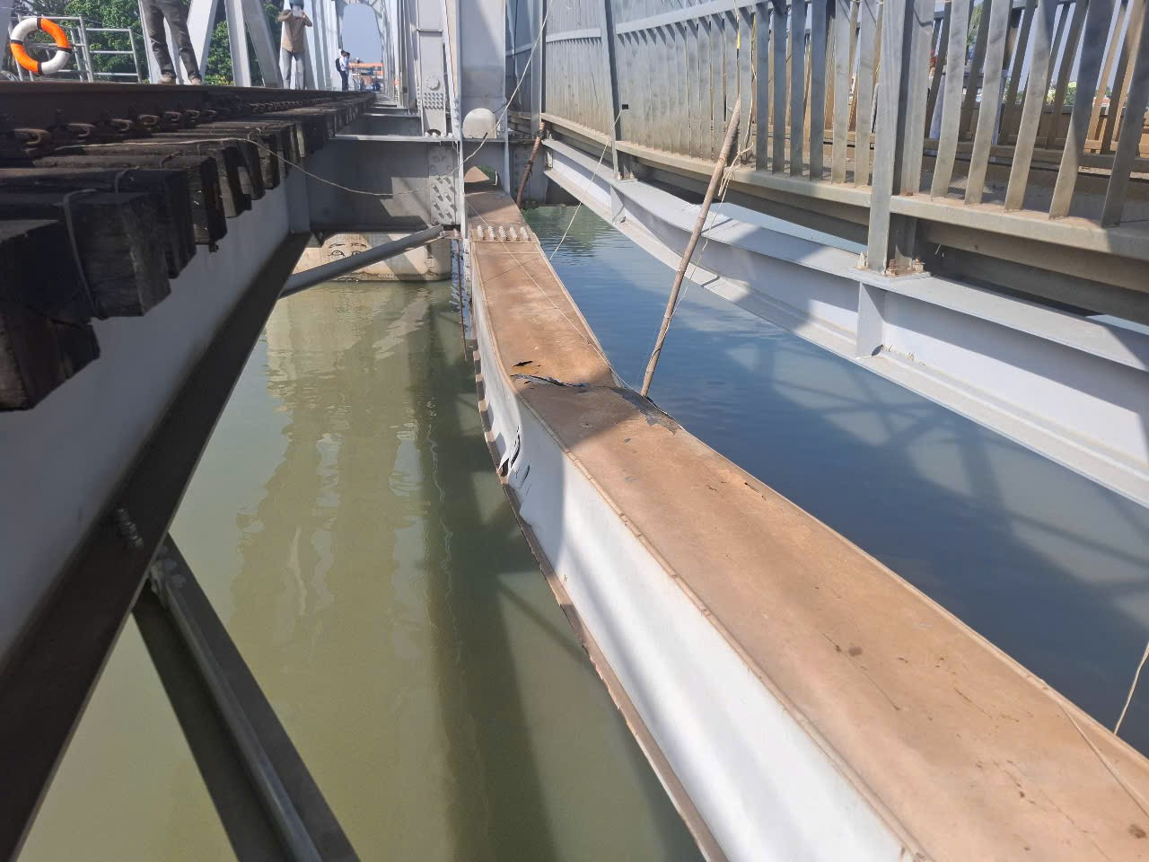 Vụ sà lan đâm cầu Ghềnh: Gia cố tạm thời, thông đường sắt Bắc - Nam sáng 12/3- Ảnh 2.