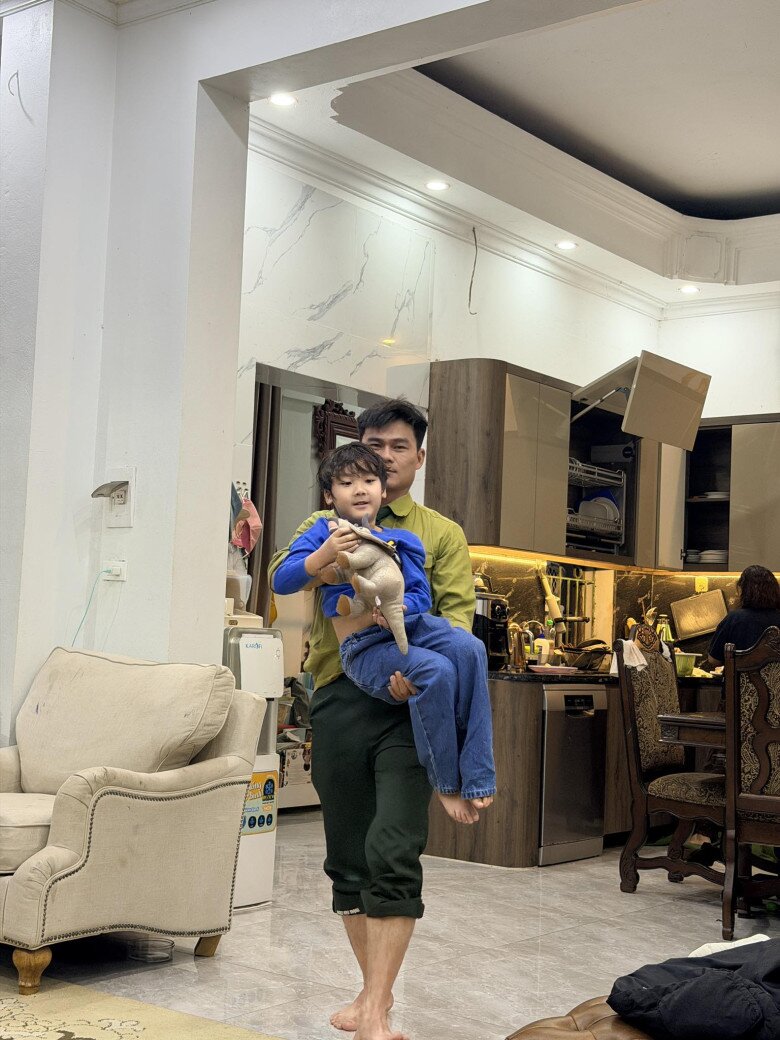 Đại úy Thăng Văn Cương chăm sóc con trai Hòa Minzy trong căn biệt thự bề thế ở Bắc Ninh  - Ảnh 14.