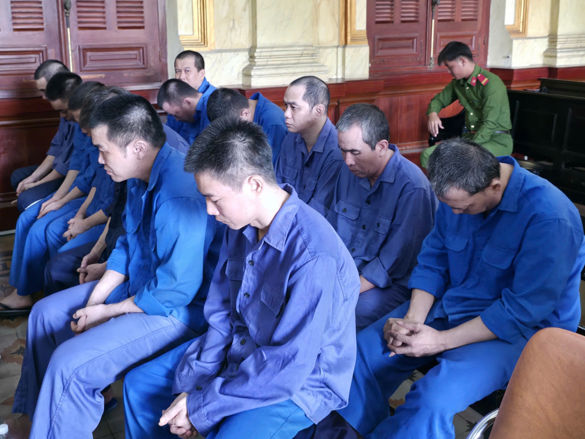 Vụ án "bán đường" tại Khu Công nghệ cao TPHCM: 12 bảo vệ hầu tòa - Ảnh 1.