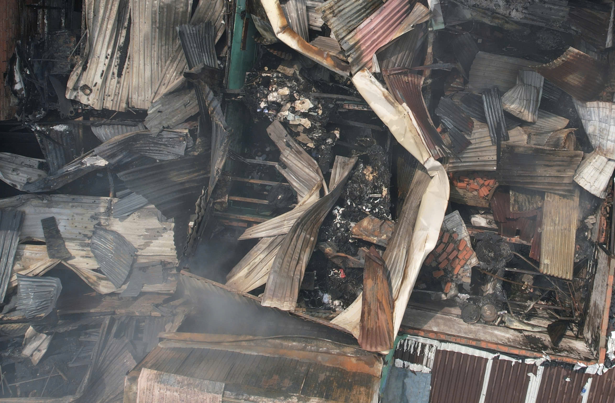 Vụ cháy lớn ở TPHCM: 5 căn nhà bị ảnh hưởng - Ảnh 2.