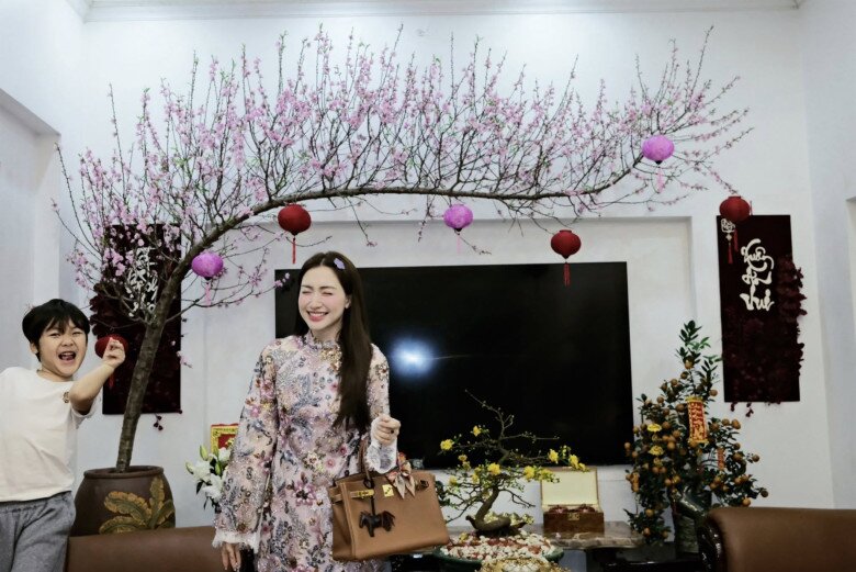 Đại úy Thăng Văn Cương chăm sóc con trai Hòa Minzy trong căn biệt thự bề thế ở Bắc Ninh  - Ảnh 12.