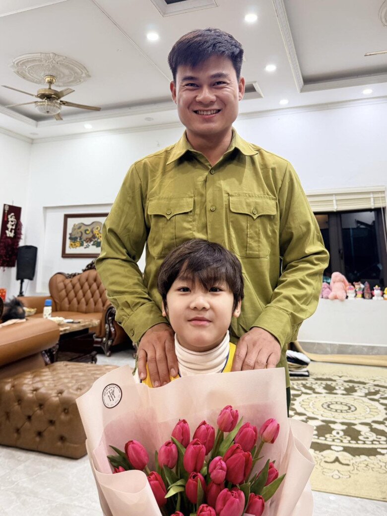 Đại úy Thăng Văn Cương chăm sóc con trai Hòa Minzy trong căn biệt thự bề thế ở Bắc Ninh  - Ảnh 13.