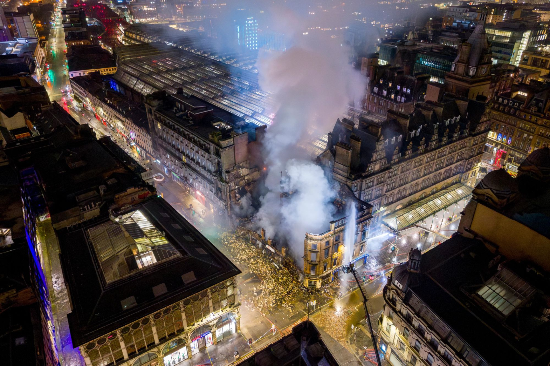 Cháy lớn thiêu rụi tòa nhà biểu tượng lịch sử tại trung tâm thành phố, 15 xe cứu hỏa được điều động- Ảnh 3.