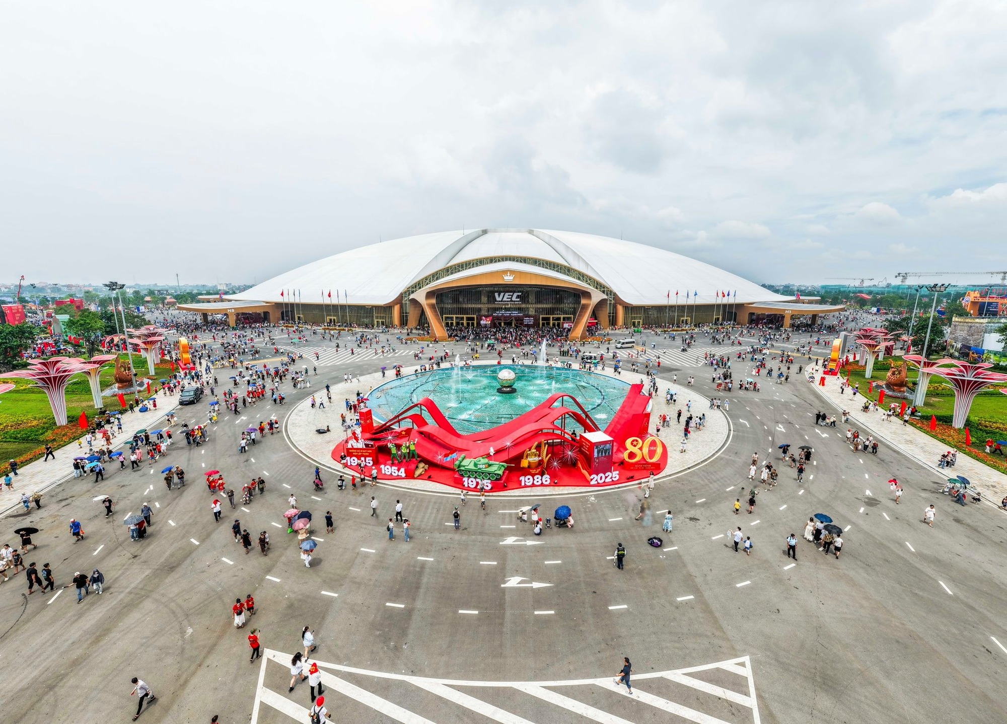 Giá đất xung quanh đại dự án 35.000 tỷ đồng của tỷ phú Phạm Nhật Vượng, có trung tâm triển lãm lớn nhất Đông Nam Á, Top 10 thế giới - Ảnh 2.