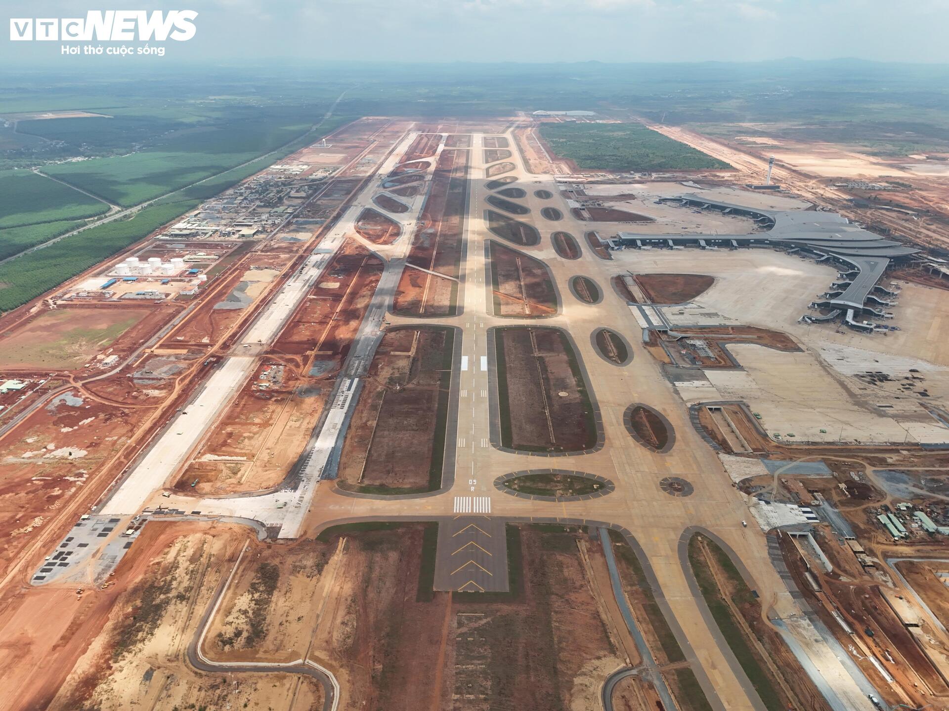 Toàn cảnh sân bay Long Thành trước mốc dự kiến vận hành thương mại - Ảnh 5.