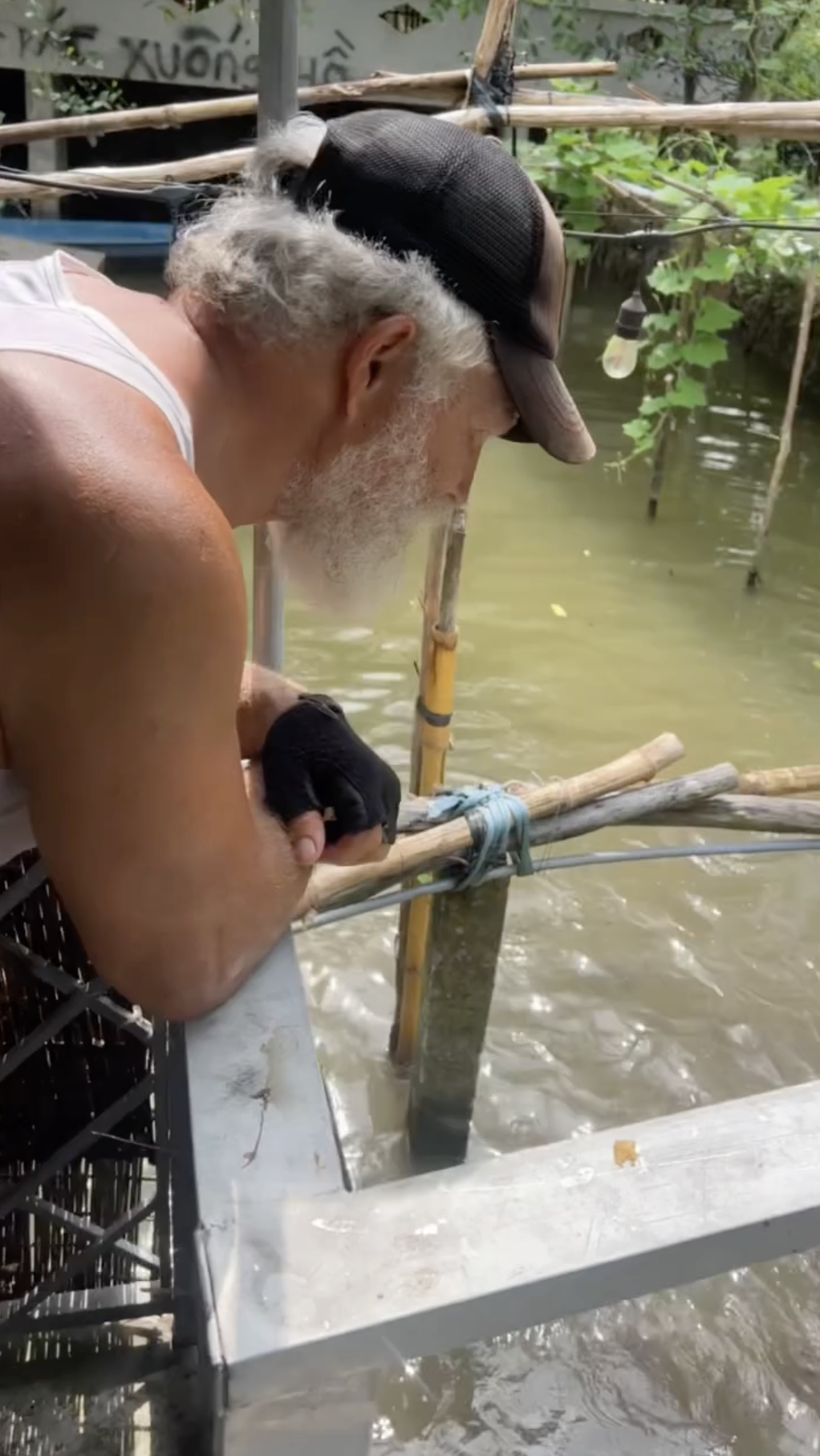 Khách Tây tấp vào nhà dân Đồng Tháp ăn uống no say rồi tá hỏa khi bị lôi ra bắt may đồ trả công - Ảnh 2.