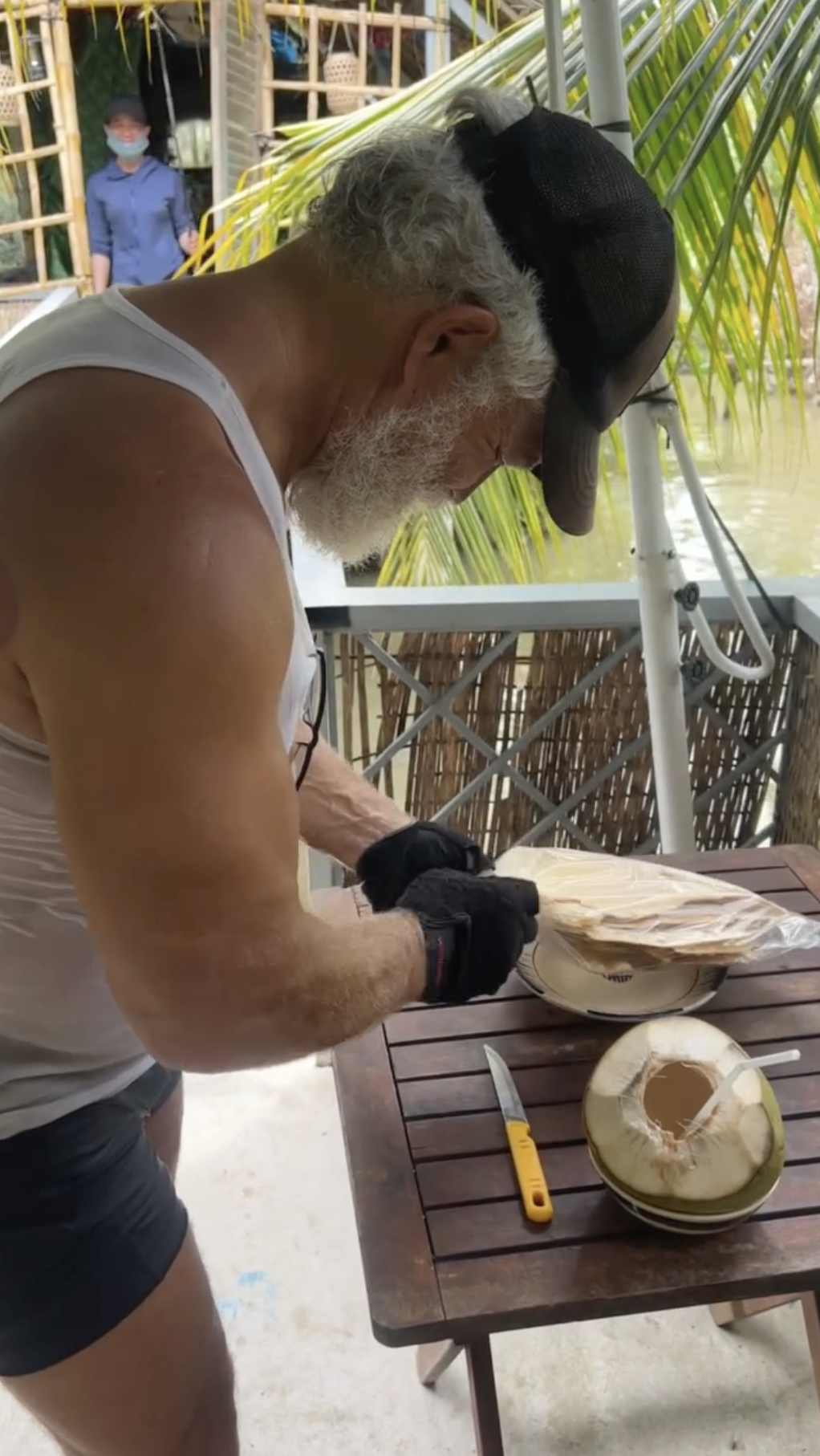 Khách Tây tấp vào nhà dân Đồng Tháp ăn uống no say rồi tá hỏa khi bị lôi ra bắt may đồ trả công - Ảnh 3.