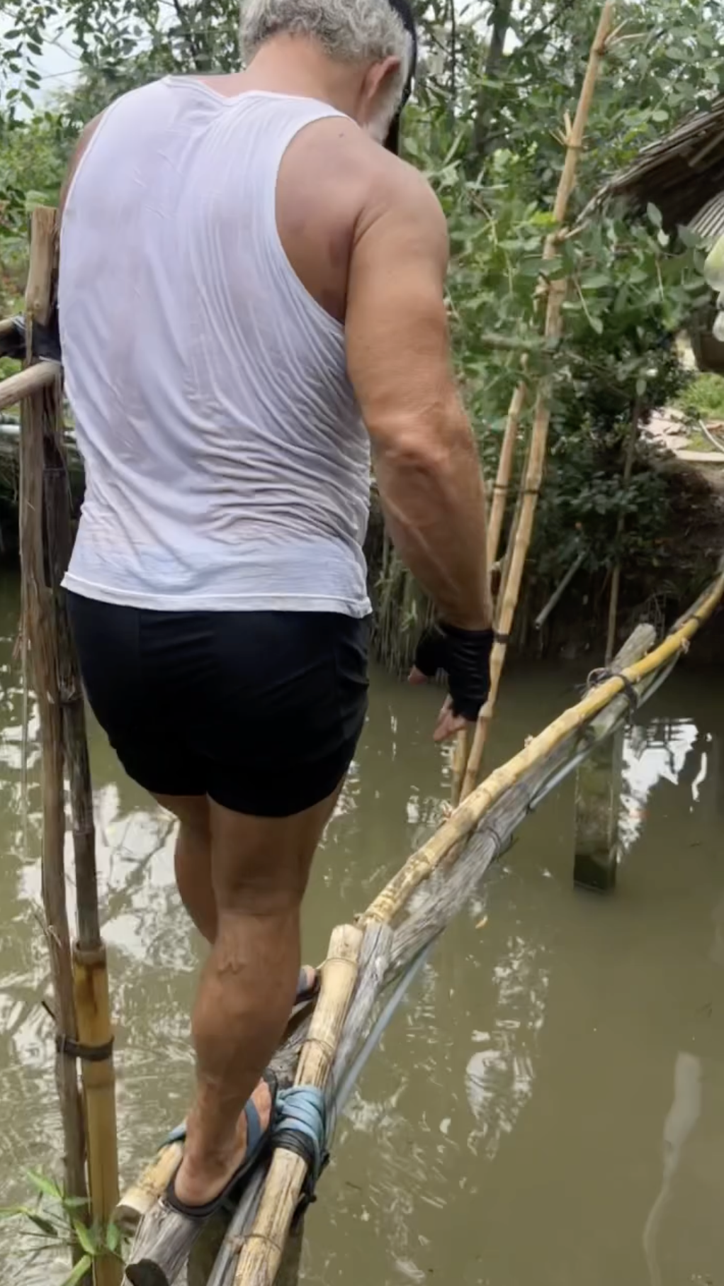 Khách Tây tấp vào nhà dân Đồng Tháp ăn uống no say rồi tá hỏa khi bị lôi ra bắt may đồ trả công - Ảnh 4.