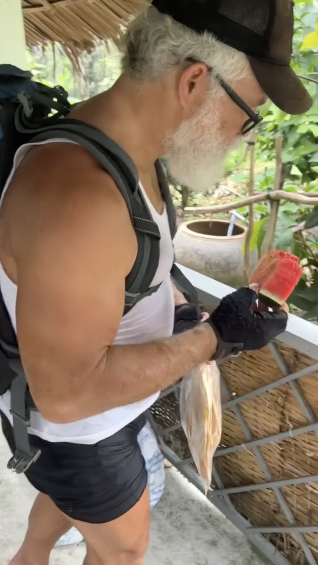 Khách Tây tấp vào nhà dân Đồng Tháp ăn uống no say rồi tá hỏa khi bị lôi ra bắt may đồ trả công - Ảnh 5.