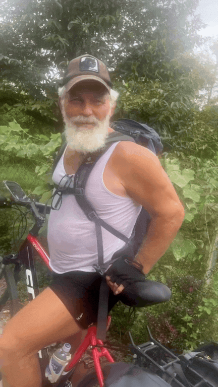 Khách Tây tấp vào nhà dân Đồng Tháp ăn uống no say rồi tá hỏa khi bị lôi ra bắt may đồ trả công - Ảnh 1.