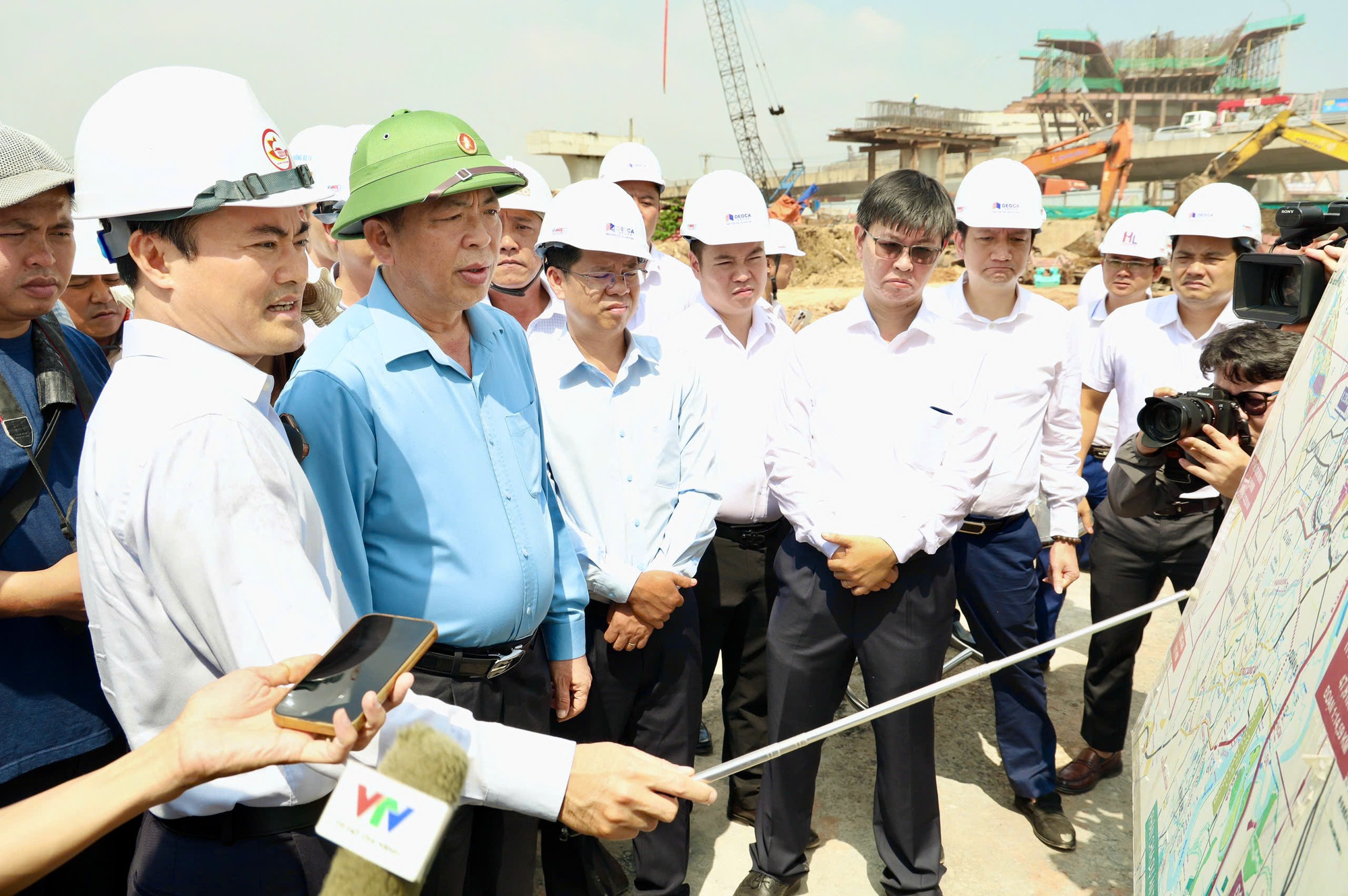 Bộ trưởng Bộ Xây dựng kiểm tra tiến độ Vành đai 3 tại Tân Vạn- Ảnh 3.