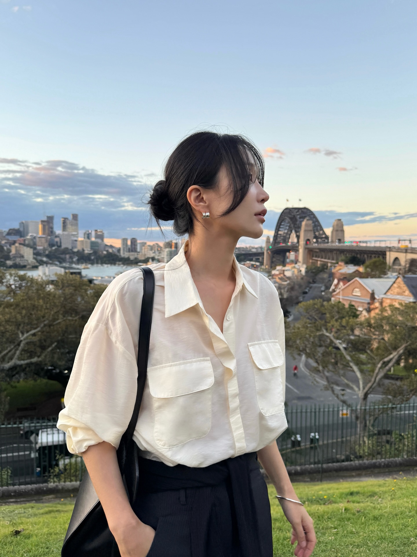 4 Mẫu áo sơ mi hack tuổi hoàn hảo cho phong cách công sở thanh lịch 2026 - Ảnh 7.