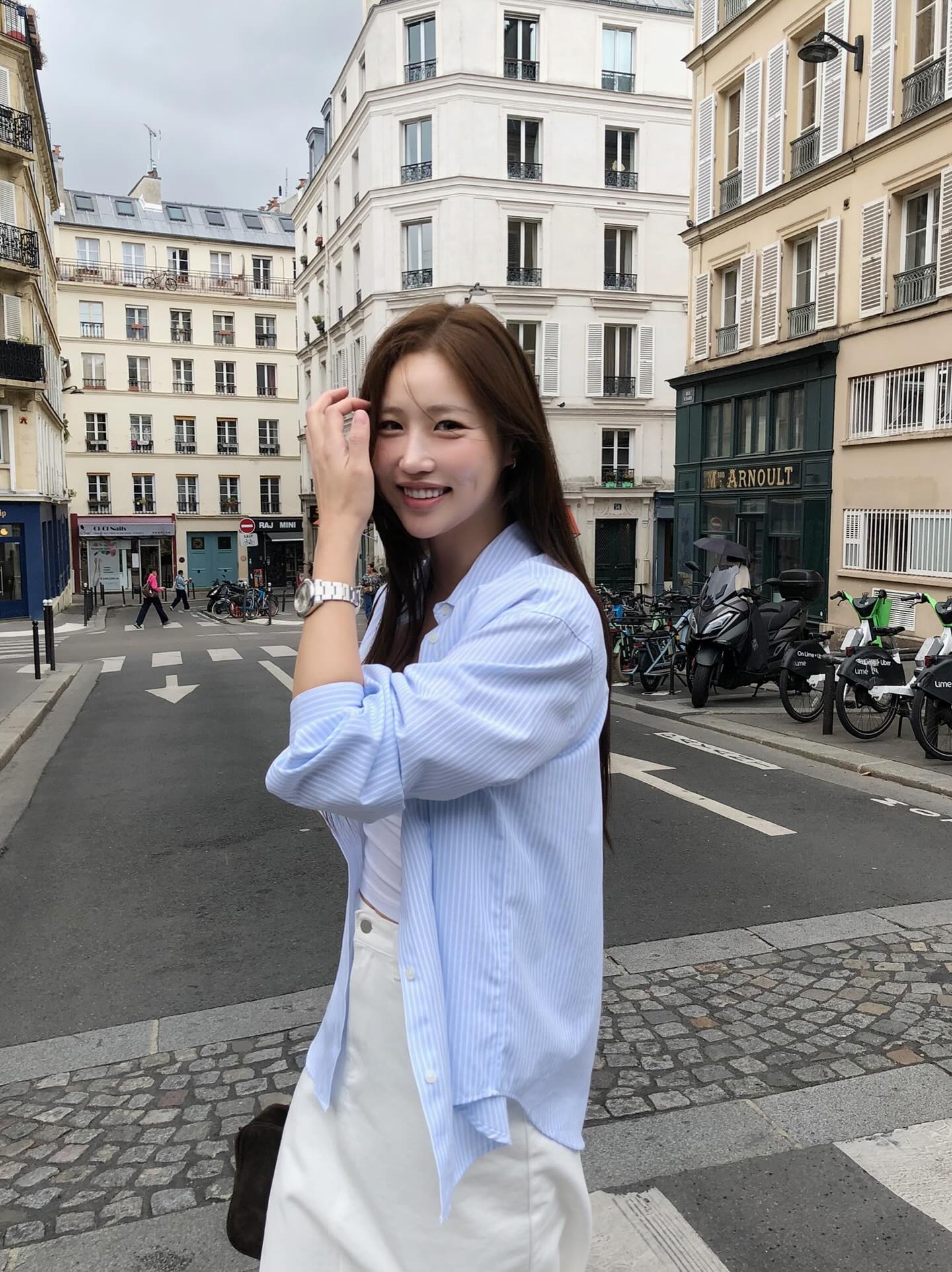 4 Mẫu áo sơ mi hack tuổi hoàn hảo cho phong cách công sở thanh lịch 2026 - Ảnh 1.