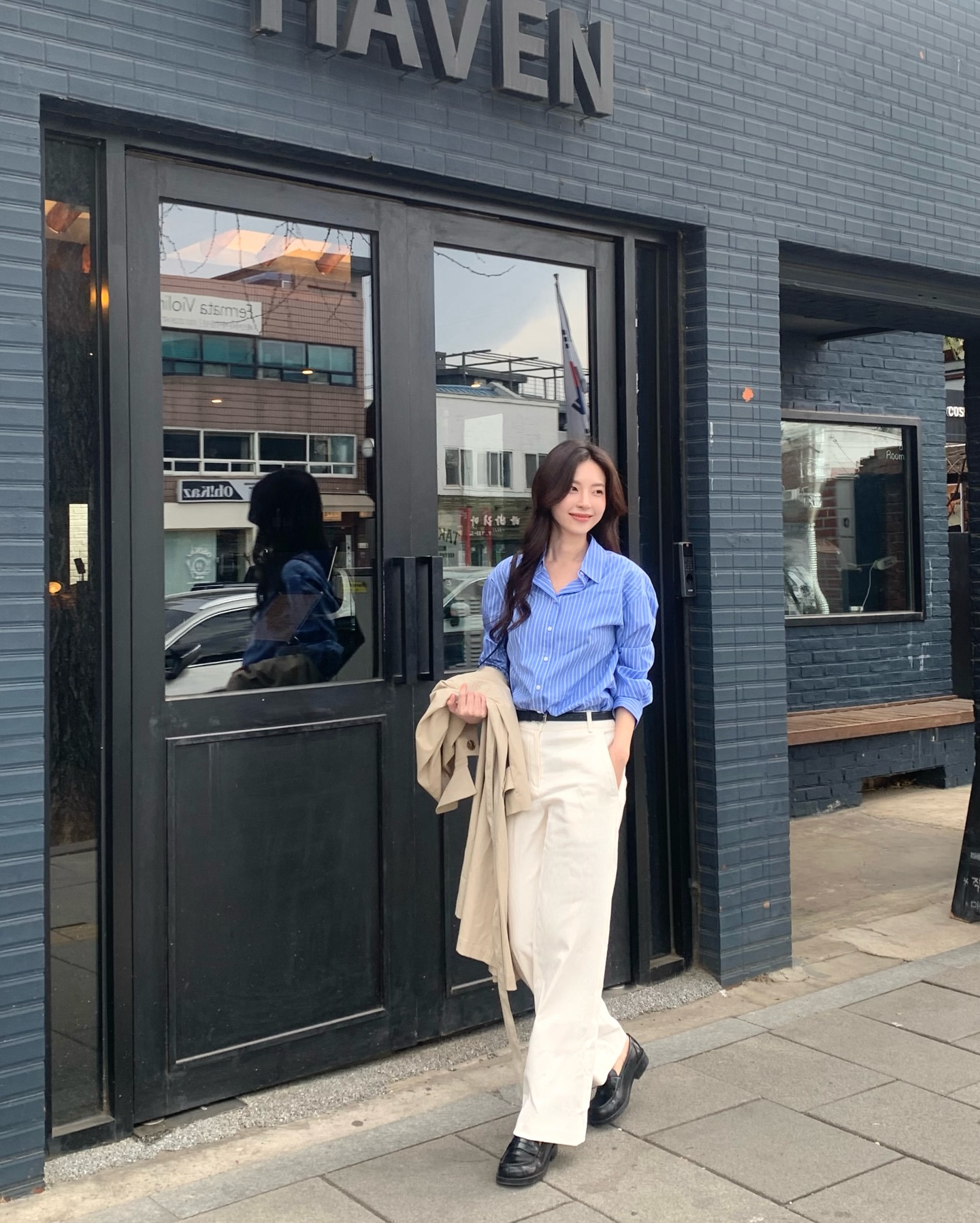 4 Mẫu áo sơ mi hack tuổi hoàn hảo cho phong cách công sở thanh lịch 2026 - Ảnh 3.