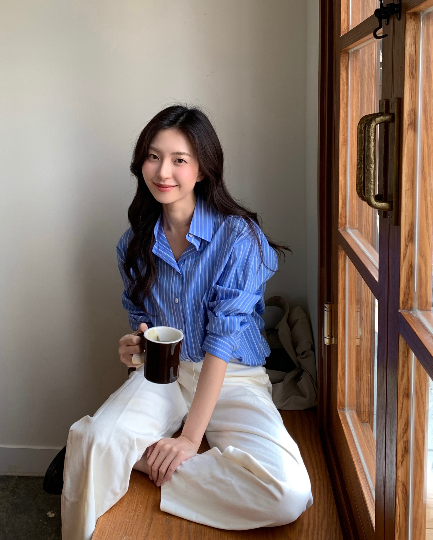 4 Mẫu áo sơ mi hack tuổi hoàn hảo cho phong cách công sở thanh lịch 2026 - Ảnh 2.