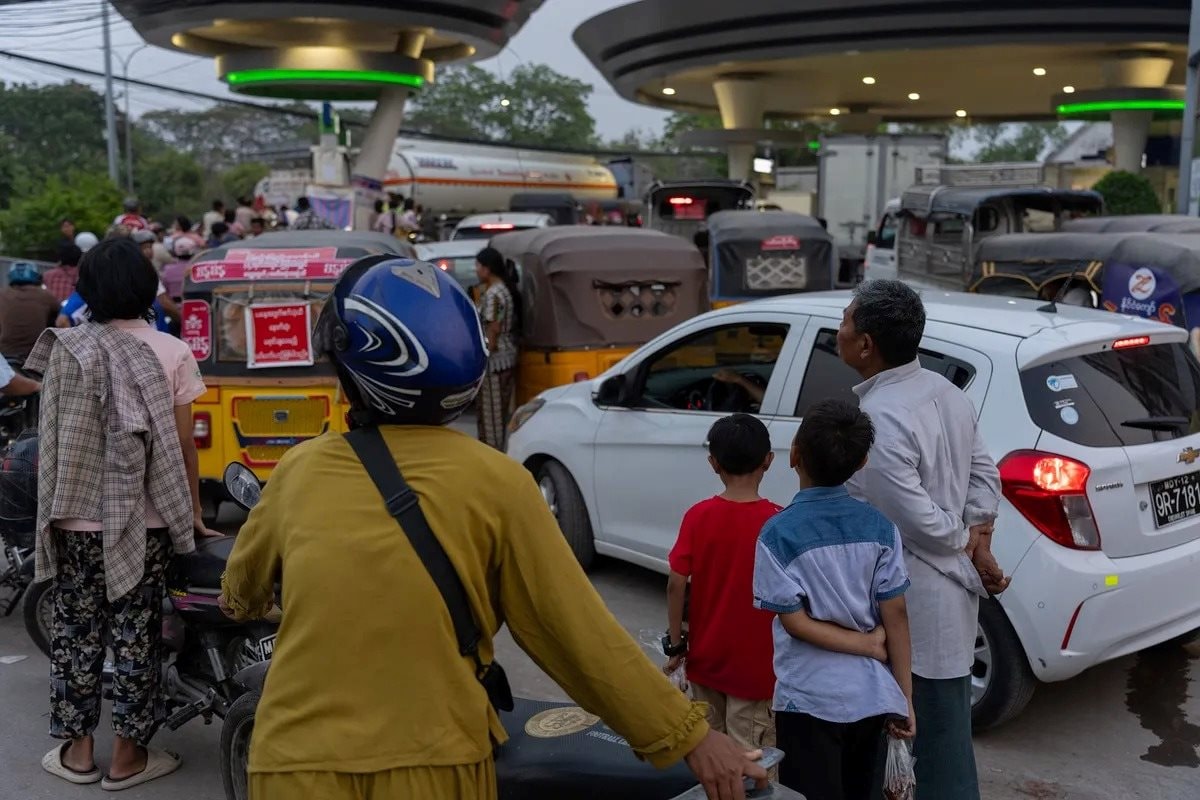 Một quốc gia Đông Nam Á đang vật lộn trong cơn 'khát' dầu: Nguồn dầu dự trữ chỉ đủ dùng trong 40 ngày, giá xăng dầu cao ngất ngưởng, tương đương 55 nghìn đồng/lít - Ảnh 3.