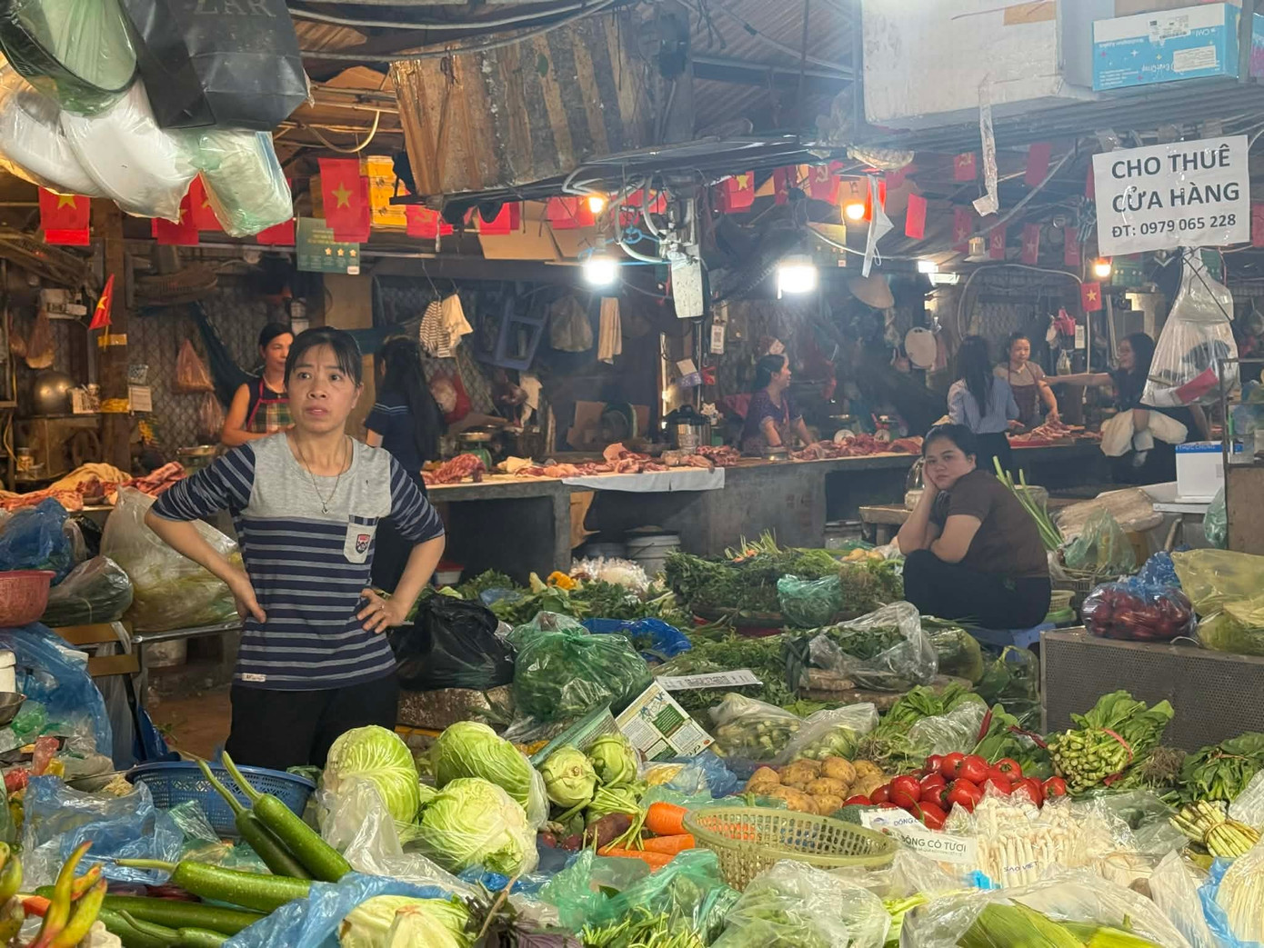 Giá xăng dầu giảm, vì sao dịch vụ ăn uống 'đua' tăng?- Ảnh 1.