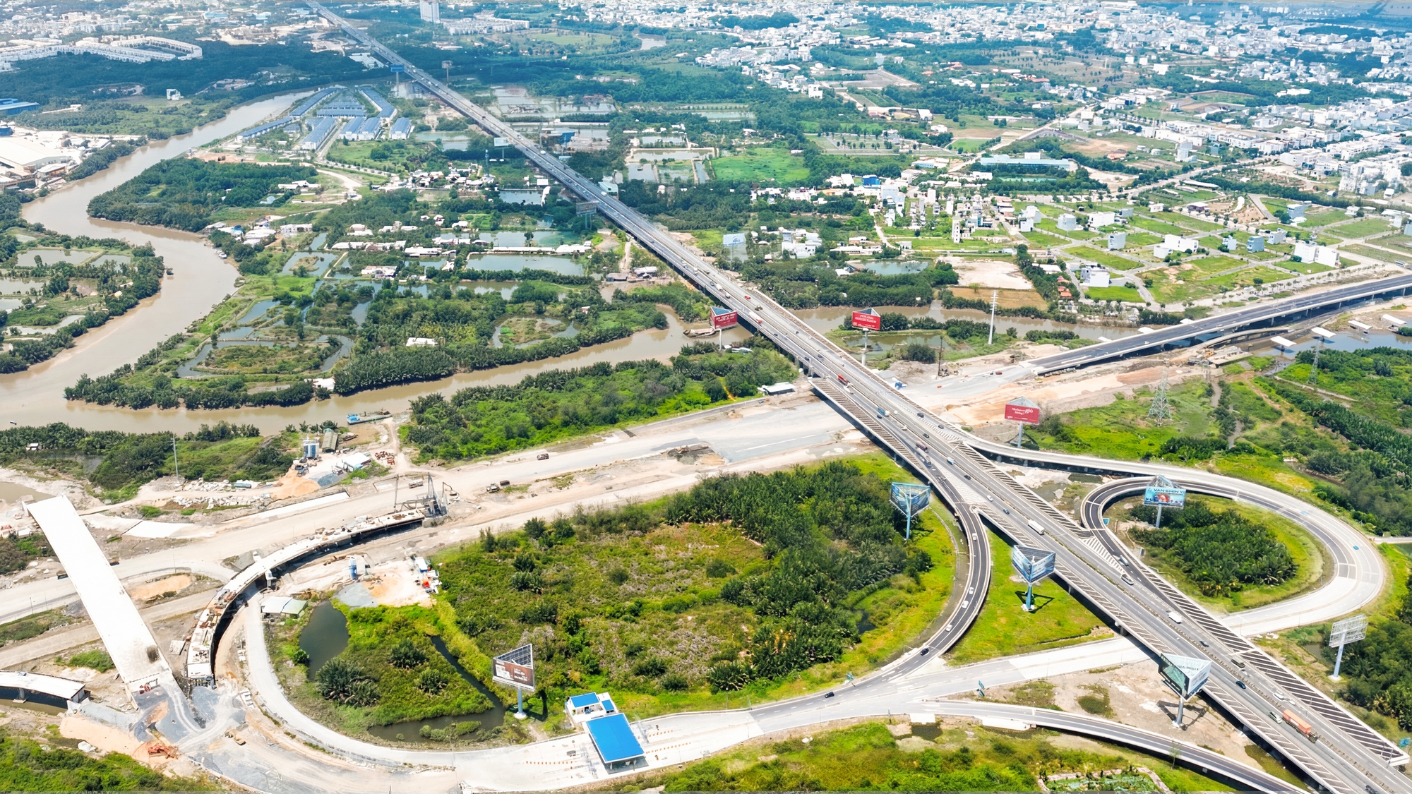 TP.HCM tái cấu trúc hạ tầng: Xác lập tâm điểm mới tại khu Đông - Ảnh 2. TP.HCM tái cấu trúc hạ tầng: Xác lập tâm điểm mới tại khu Đông - Ảnh 2.