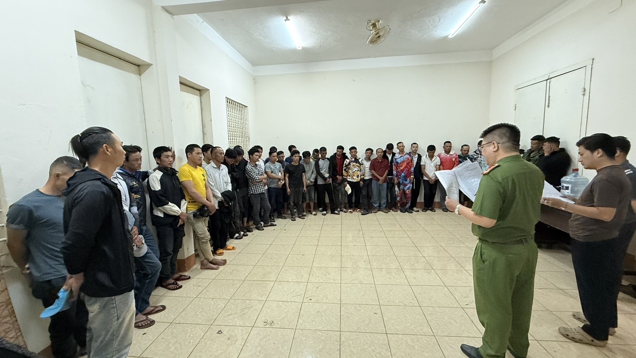 Cảnh sát bất ngờ đột kích hồ câu Lĩnh Đinh, đưa hàng chục"cần thủ" về trụ sở làm việc - Ảnh 1.