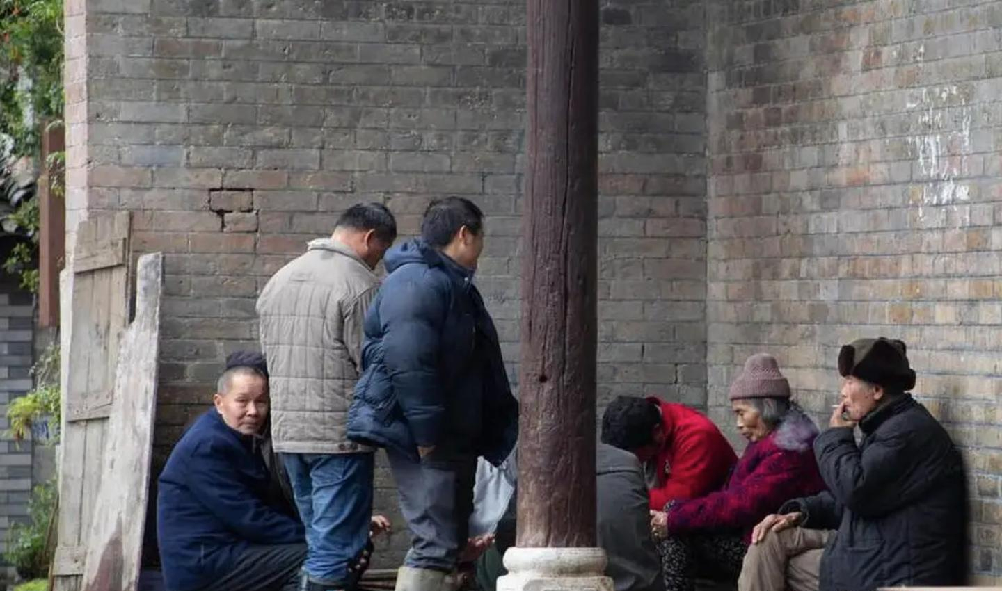 Bỏ 400 triệu xây nhà ở quê để nghỉ hưu, 1 năm sau phải quay lại thành phố: 3 bài toán tài chính nhiều người chưa tính hết - Ảnh 3.