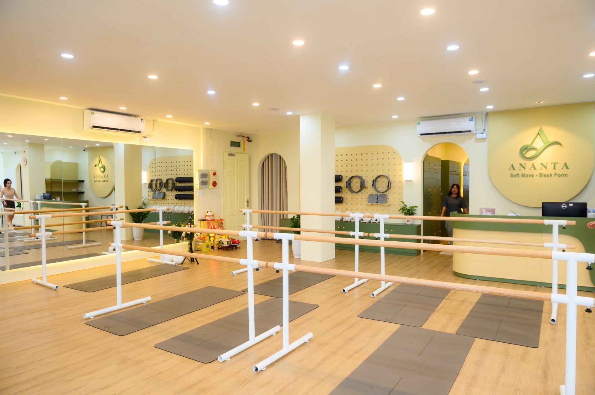 50 phút trong phòng tập barre - môn “gọt dáng” vibe tiểu thư: Có phải giàu mới “đu được”?- Ảnh 1.