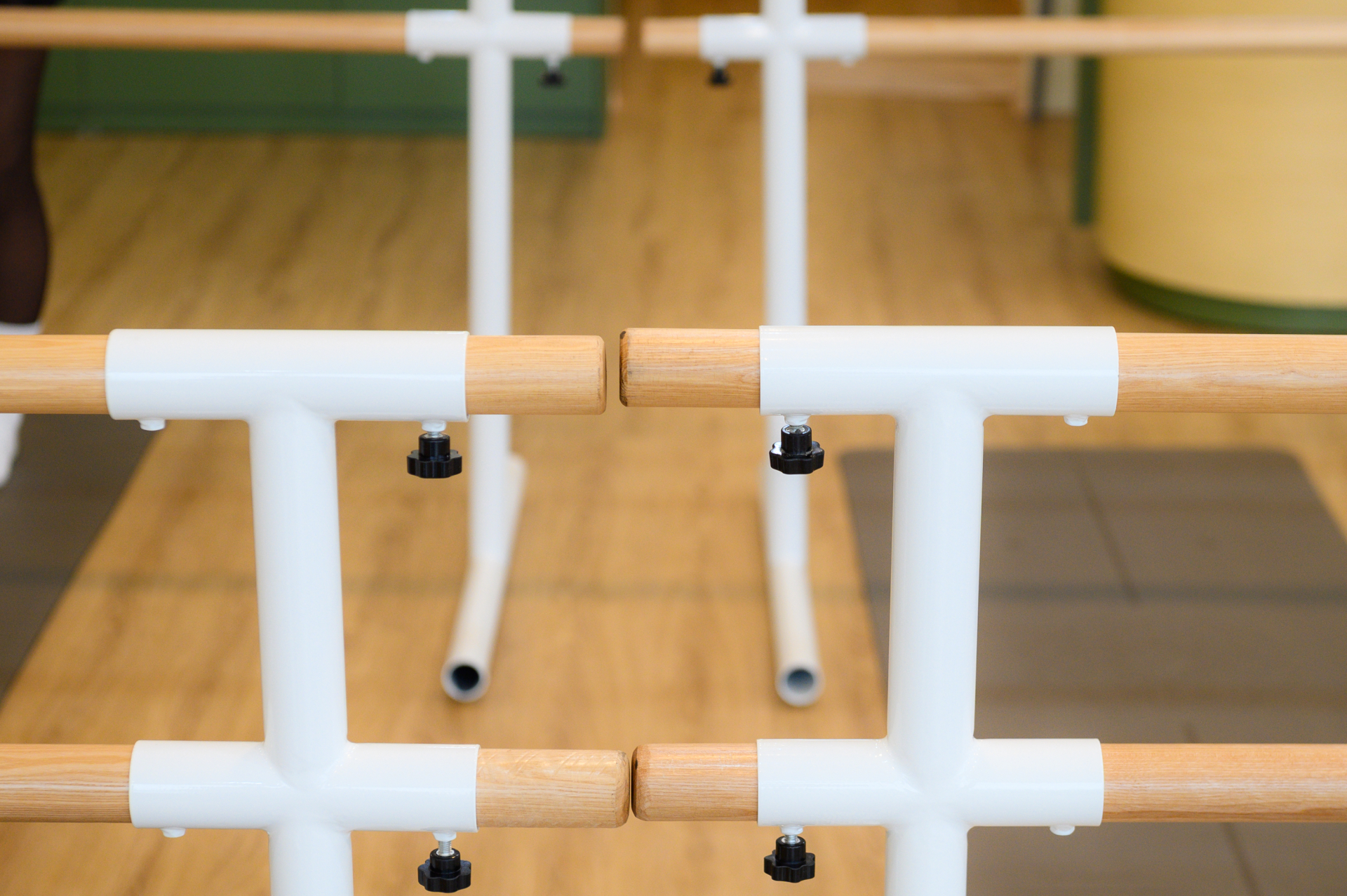 50 phút trong phòng tập barre - môn “gọt dáng” vibe tiểu thư: Có phải giàu mới “đu được”?- Ảnh 2.