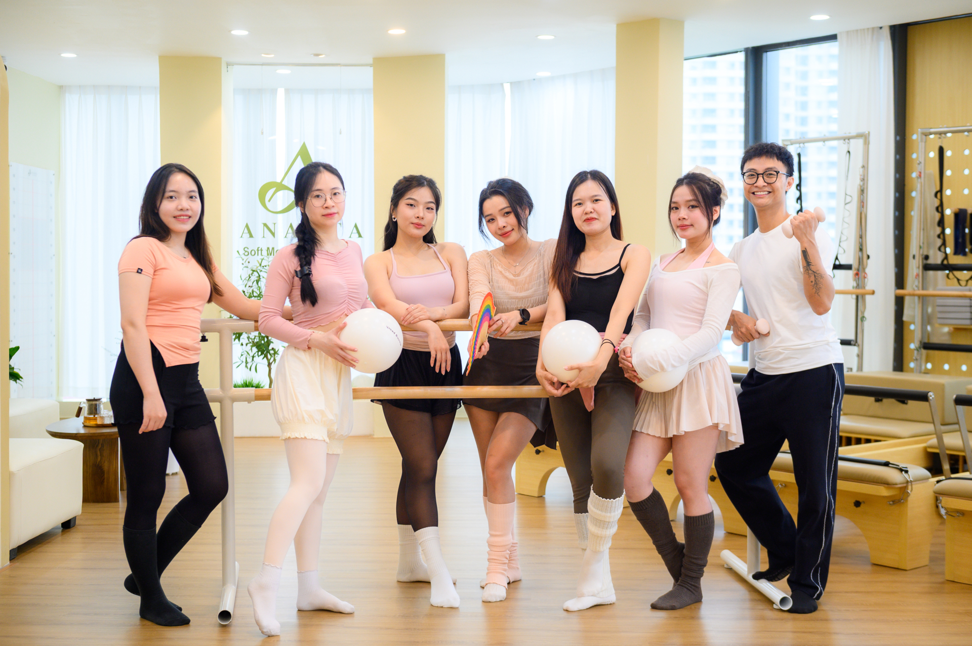 50 phút trong phòng tập barre - môn “gọt dáng” vibe tiểu thư: Có phải giàu mới “đu được”?- Ảnh 15.