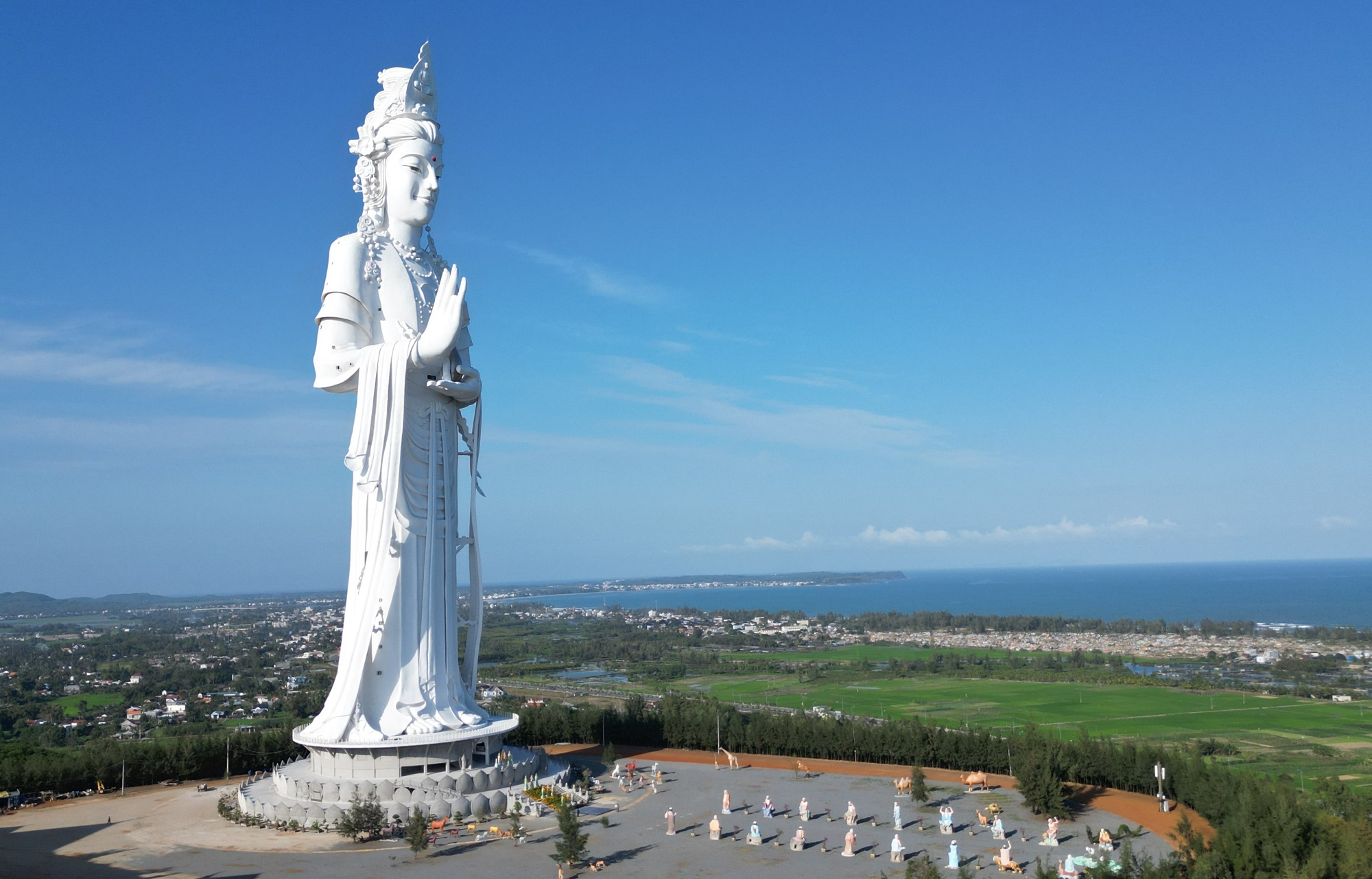 Một công trình của Việt Nam sắp hoàn thành nằm trong top cao hàng đầu toàn cầu, vượt nhiều tượng nổi tiếng của Trung Quốc - Ảnh 1.