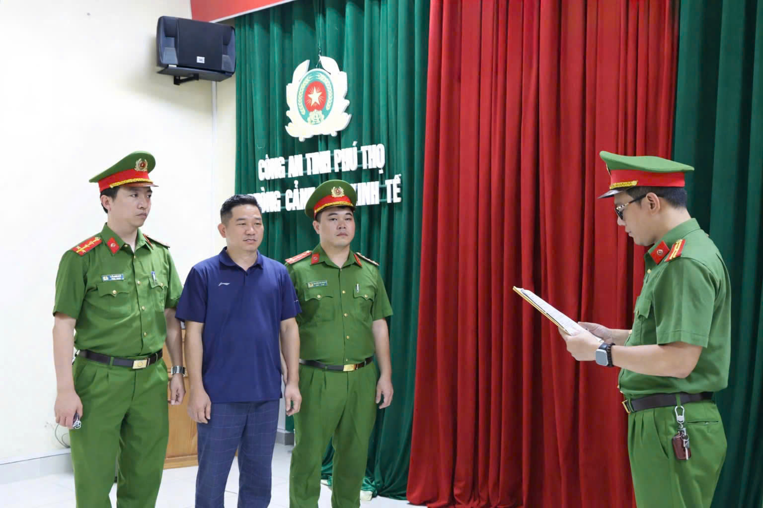 Cận cảnh khám xét, bắt giữ nhiều cán bộ liên quan đến nhóm “xã hội đen” núp bóng doanh nghiệp - Ảnh 3.