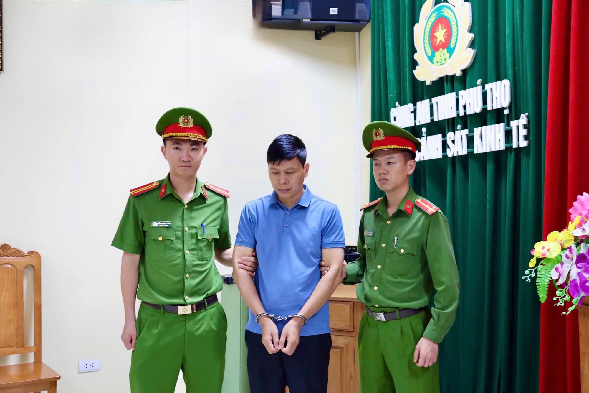 Cận cảnh khám xét, bắt giữ nhiều cán bộ liên quan đến nhóm “xã hội đen” núp bóng doanh nghiệp - Ảnh 5.