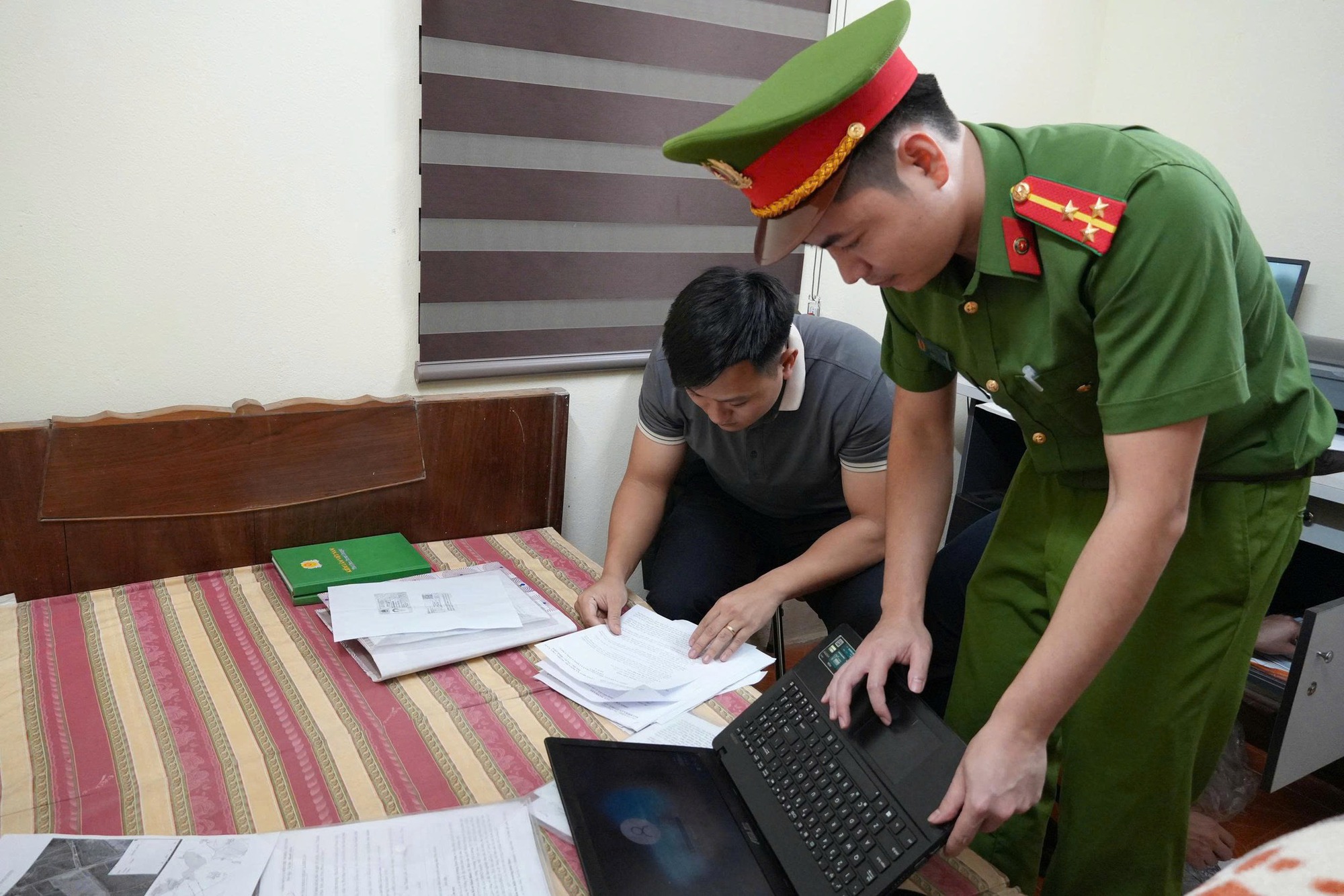 Cận cảnh khám xét, bắt giữ nhiều cán bộ liên quan đến nhóm “xã hội đen” núp bóng doanh nghiệp - Ảnh 10.