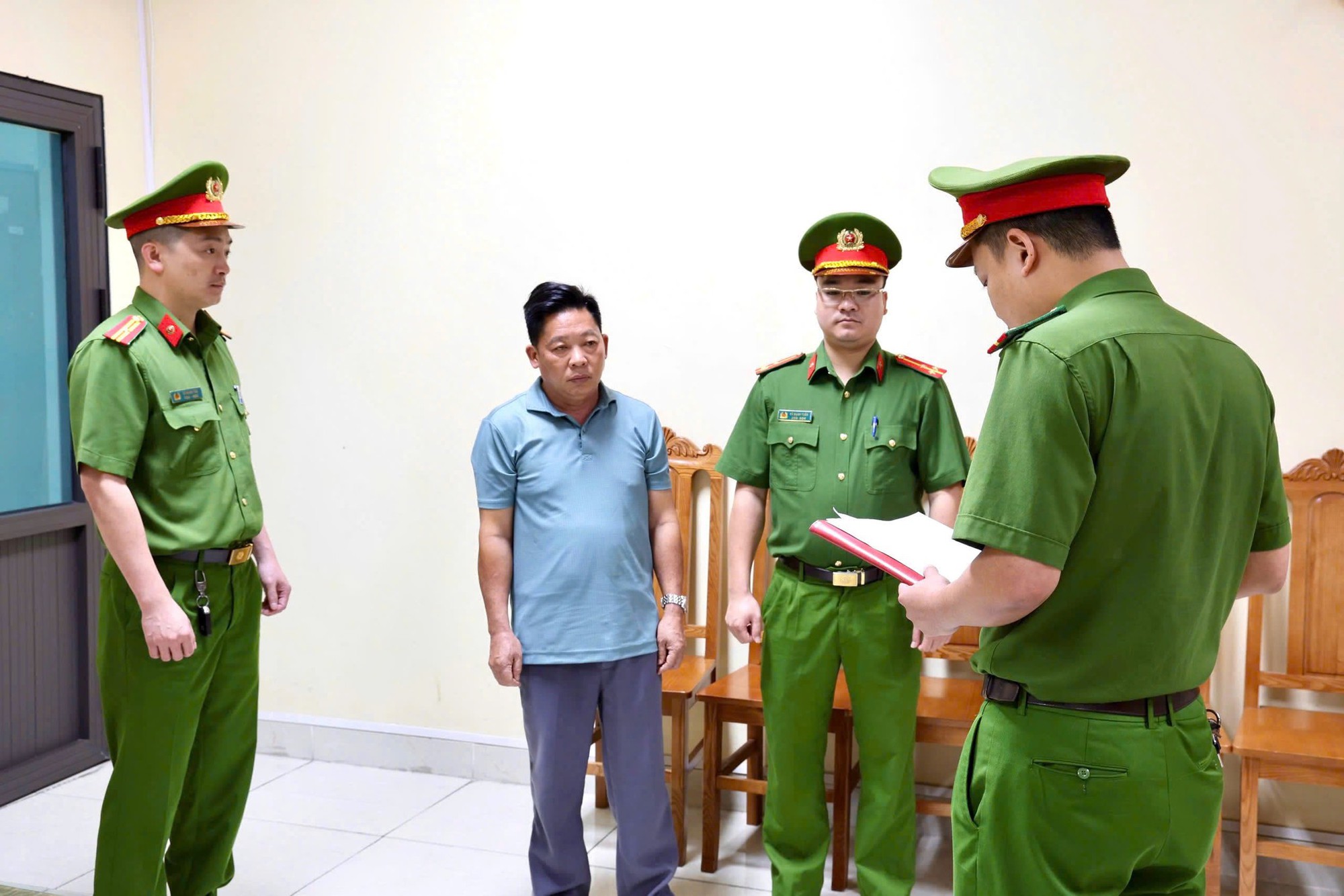 Cận cảnh khám xét, bắt giữ nhiều cán bộ liên quan đến nhóm “xã hội đen” núp bóng doanh nghiệp - Ảnh 9.