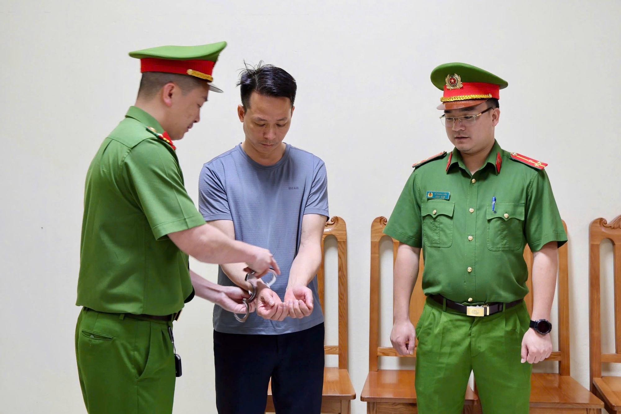 Cận cảnh khám xét, bắt giữ nhiều cán bộ liên quan đến nhóm “xã hội đen” núp bóng doanh nghiệp - Ảnh 11.