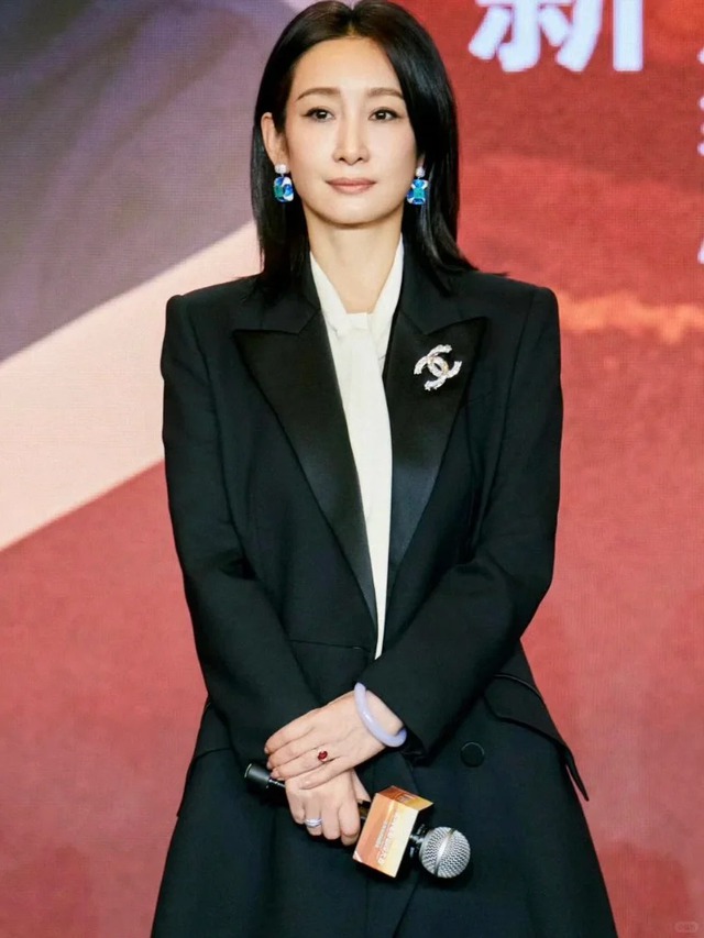 Mặc vest đen quyền lực nhưng tay lại đeo vòng ngọc: Thú chơi cao cấp ngầm tiết lộ khí chất "đại nữ chủ" của phụ nữ hiện đại- Ảnh 3.