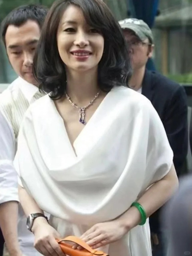 Mặc vest đen quyền lực nhưng tay lại đeo vòng ngọc: Thú chơi cao cấp ngầm tiết lộ khí chất "đại nữ chủ" của phụ nữ hiện đại- Ảnh 5.