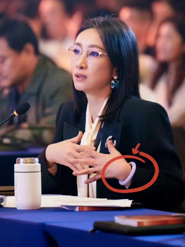 Mặc vest đen quyền lực nhưng tay lại đeo vòng ngọc: Thú chơi cao cấp ngầm tiết lộ khí chất "đại nữ chủ" của phụ nữ hiện đại- Ảnh 2.