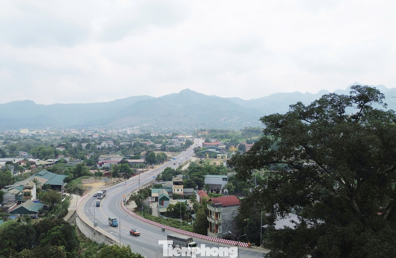 Diện mạo tuyến giao thông mới hoàn thành tại cửa ngõ Tây Bắc- Ảnh 3.