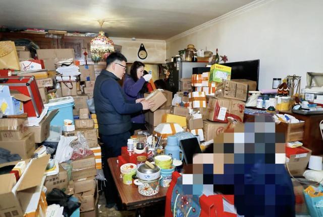 Cụ bà chốt hàng nghìn đơn online nhưng không bao giờ tháo hộp, 30 người dọn 12 giờ mới thấy mặt sàn: Phía sau là cả câu chuyện buồn- Ảnh 2.