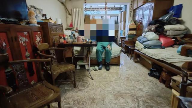 Cụ bà chốt hàng nghìn đơn online nhưng không bao giờ tháo hộp, 30 người dọn 12 giờ mới thấy mặt sàn: Phía sau là cả câu chuyện buồn- Ảnh 4.