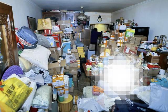 Cụ bà chốt hàng nghìn đơn online nhưng không bao giờ tháo hộp, 30 người dọn 12 giờ mới thấy mặt sàn: Phía sau là cả câu chuyện buồn- Ảnh 1.