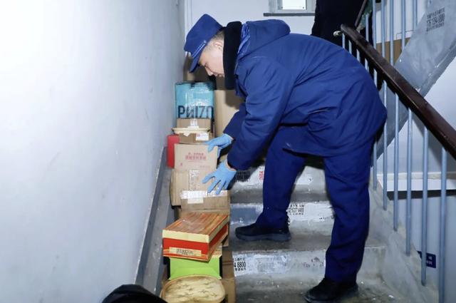 Cụ bà chốt hàng nghìn đơn online nhưng không bao giờ tháo hộp, 30 người dọn 12 giờ mới thấy mặt sàn: Phía sau là cả câu chuyện buồn- Ảnh 3.