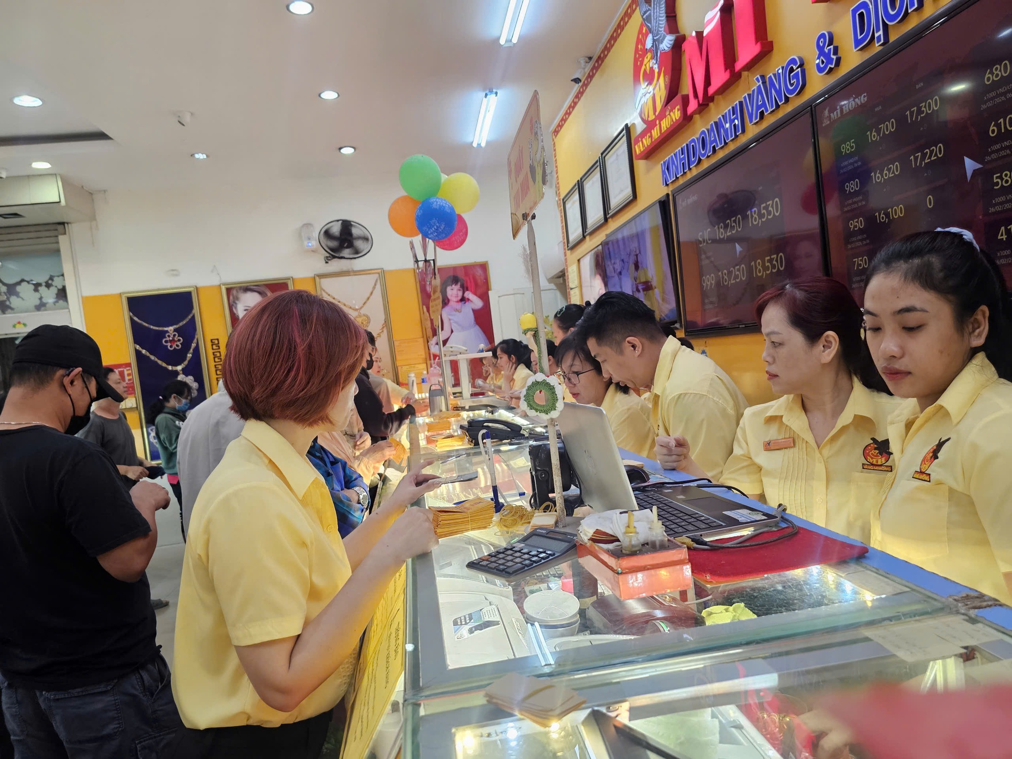 Giá vàng miếng SJC cao hơn thế giới 27 triệu đồng / lượng , bao giờ giảm xuống? - Ảnh 2. Giá vàng miếng SJC cao hơn thế giới 27 triệu đồng / lượng , bao giờ giảm xuống? - Ảnh 2.