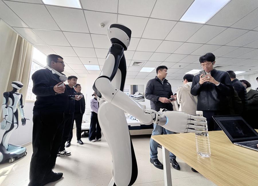 Viện dưỡng lão 1.100m2, có hơn 40 robot như bảo mẫu chuyên nghiệp: Từ nấu ăn, dọn dẹp đến cho uống thuốc - Ảnh 3.