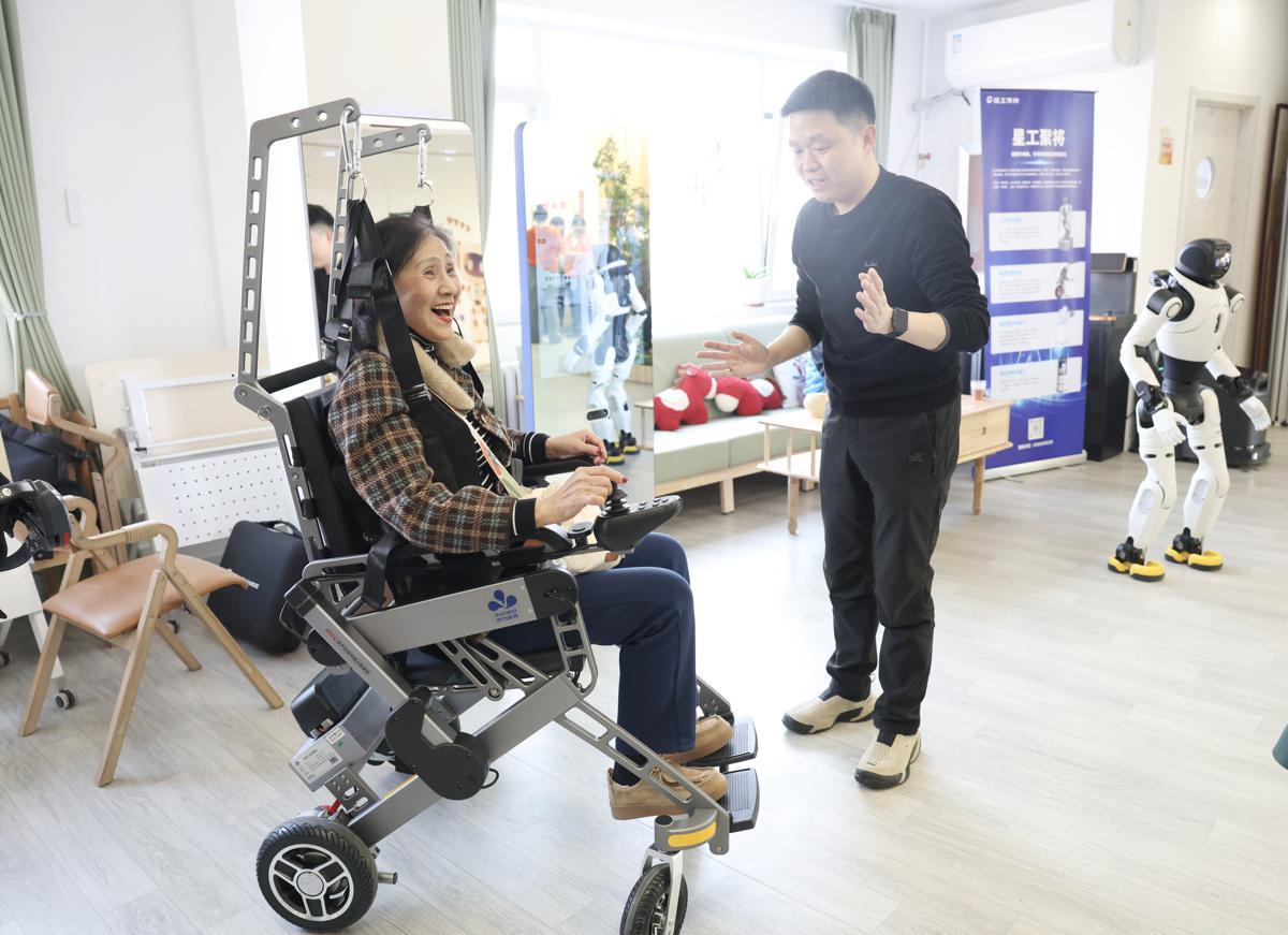 Viện dưỡng lão 1.100m2, có hơn 40 robot như bảo mẫu chuyên nghiệp: Từ nấu ăn, dọn dẹp đến cho uống thuốc - Ảnh 2.