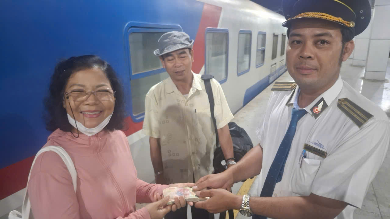 Phát hiện 94 tờ tiền có mệnh giá từ 50.000 - 500.000 đồng  trên chuyến tàu Đà Nẵng - TP.HCM - Ảnh 1.