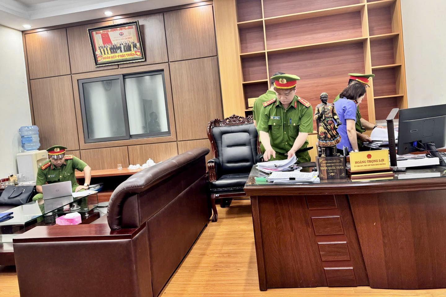 Hình ảnh khám xét, bắt giữ nguyên Phó Chủ tịch thành phố liên quan nhóm “xã hội đen” - Ảnh 5.