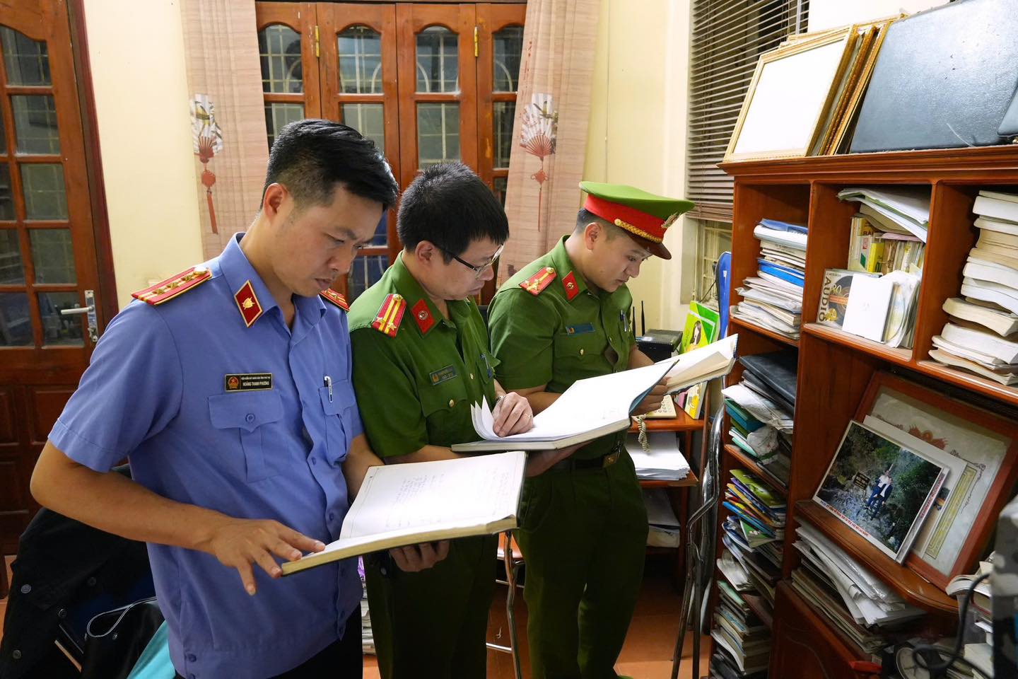 Hình ảnh khám xét, bắt giữ nguyên Phó Chủ tịch thành phố liên quan nhóm “xã hội đen” - Ảnh 6.