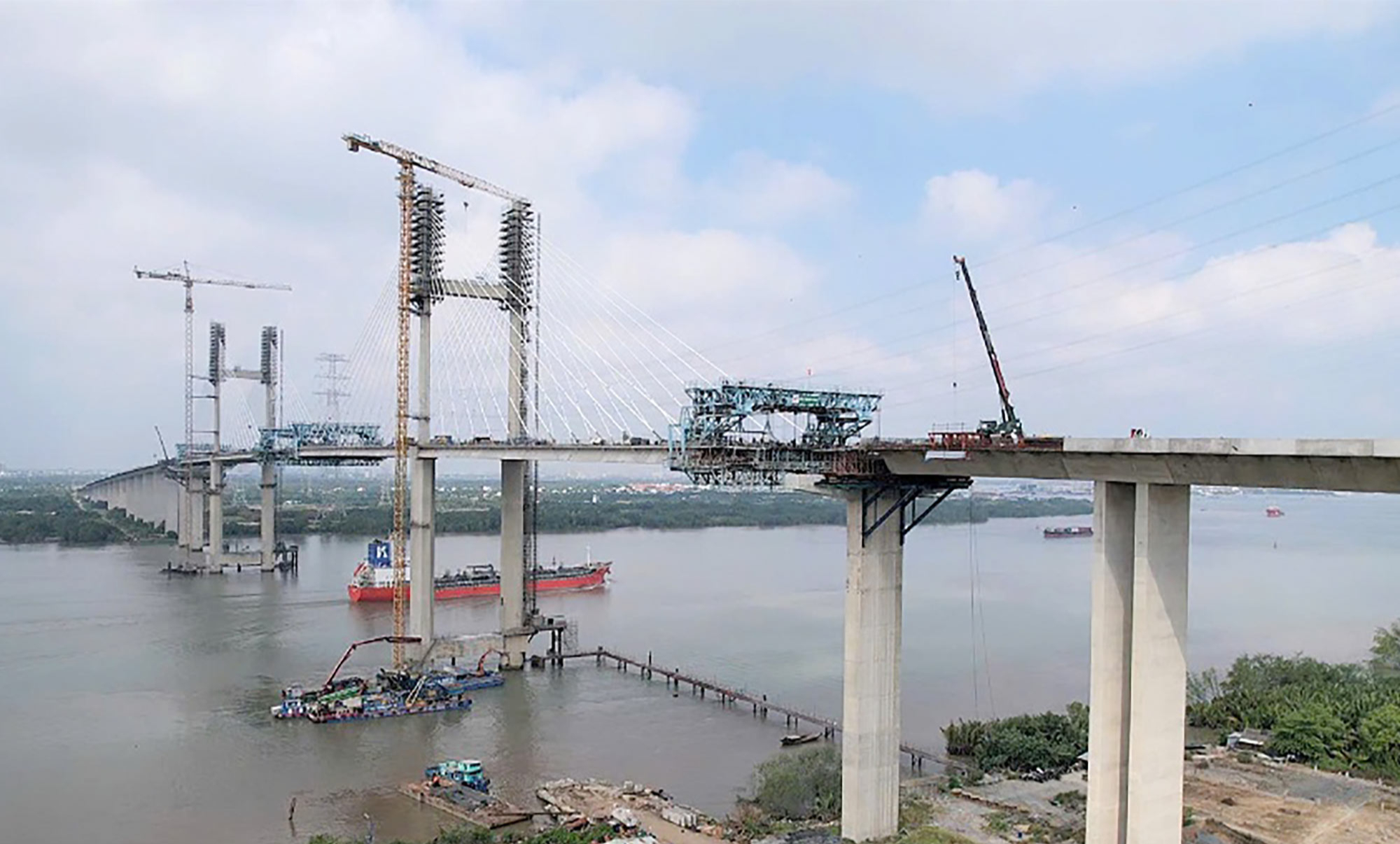 Việt Nam sắp hoàn thành cây cầu dây văng sở hữu nhịp chính 300 m, tĩnh không thông thuyền cao kỷ lục chưa từng có trong lịch sử - Ảnh 1.
